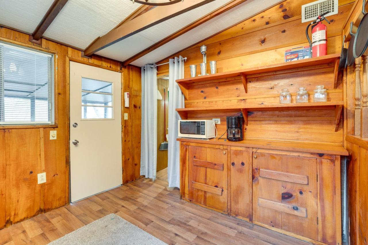 Peaceful Warne Cabin Fenced Yard And Screened Porch Brasstown Exterior photo